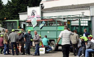 Des éleveurs bloquent l'accès de l'usine Charal à Metz, le 11 mai 2015
