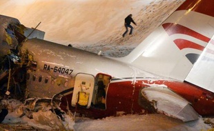 Les spécialistes de la médecine légale ont commencé dimanche à identifier les corps des quatre membres d'équipage tués dans le crash samedi à l'atterrissage d'un avion Tupolev au bord d'une autoroute jouxtant un aéroport de Moscou.
