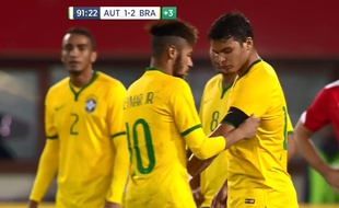 Le brésilien neymar transmet le brassard à Thiago Silva lors de la victoire du Brésil en Autriche (2-1), le 18 novembre 2014.