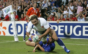 L'ailier Cédric Heymans inscrit le premier des 13 essais du XV de France face à la Namibie, lors d'un match de poule de la Coupe du monde de rugby au Stadium de Toulouse, le 16 septembre 2007.