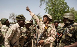 Des soldats nigérians célèbrent le 25 mars 2015 la prise de la ville de Bama, dans le nord-est, des mains des jihadistes de Boko Haram
