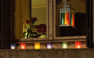 Chaque 8 décembre, les Lyonnais posent sur leurs fenêtres des lumignons, petites bougies cannelées.
