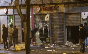 Bobigny (Seine-Saint-Denis), le 11 février 2017. Des jeunes manifestent devant un supermarché vandalisé.