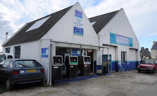 Le seul garage automobile de l''île d'Ouessant, ici photographié en 2014.