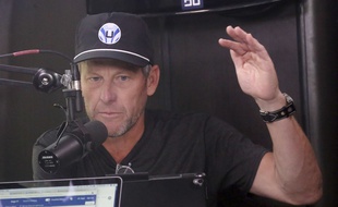 Lance Armstrong en train d'enregistrer un podcast à propos du Tour de France, le 20 juillet 2018.
