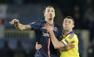 Zlatan Ibrahimovic à la lutte avec Gary Cahill lors de la rencontre entre Chelsea et le PSG le 17 février 2015.