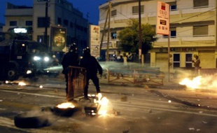 Un jeune homme est décédé après avoir été renversé par un véhicule lors de la dispersion par la police mardi soir à Dakar d'un rassemblement de plusieurs milliers d'opposants venus contester la candidature du chef de l'Etat Abdoulaye Wade à la présidentielle de février.
