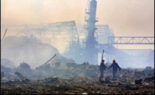 Les juges d'instruction chargés de l'explosion de l'usine AZF le 21 septembre 2001 présentent mardi aux 140 parties civiles le rapport final des experts judiciaires, sur lequel s'opposent déjà la plupart des associations de victimes et le groupe Total, propriétaire de l'usine.