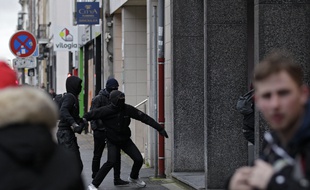 Lille, le 9 janvier 2020. Première manifestation de l'année contre la réforme des régimes de retraites à Lille. ici des vitrines d'une agence immobilière visées par des manifestants cagoulés.