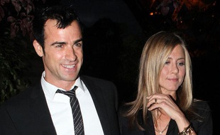 Jennifer Aniston et Justin Theroux près de la Tour Eiffel à Paris le 13 juin 2012.