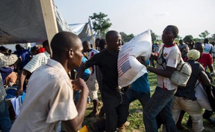 Le Programme alimentaire mondial (PAM) de l'ONU a annoncé mardi qu'il va établir un pont aérien depuis Douala au Cameroun jusqu'à Bangui en Centrafrique alors que l'organisation est à court de nourriture à distribuer aux déplacés dans le pays.