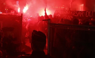 Les manifestantes ont tenté d'envahir le tapis rouge des César 2020 avec des fumigènes.