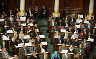 L'Assemblée constituante tunisienne examinait mardi un projet de "mini-constitution" permettant la formation d'un gouvernement, une "urgence absolue" selon plusieurs élus qui ont souligné la situation explosive dans la rue.