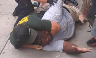 Plaqué au sol, Eric Garner, 43 ans, a été déclaré mort après son transport à l'hôpital.