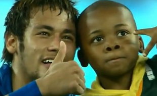 Neymar prend la pose avec un jeune supporter sud-africain le 5 mars 2014.