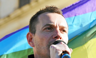 Vincent Autin, premier marié gay du pays.