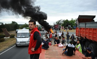 Des agriculteurs en colère bloquent le pont d'Oléron, le 22 juillet 2015