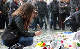 Une femme se recueille en hommage aux victimes des attentats de Paris. Ici à Rennes le 16 novembre 2015.