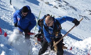 Les professionnels de la montagne se sont entrainés à secouristes des personnes emportées par une avalanche, dans le cadre d'un exercice mené avant l'arrivée massive des skieurs.