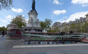 Même si la ville de Paris la nettoie chaque matin, la place de la République porte les stigmates de la vie intense qui l'anime chaque soir depuis un mois.