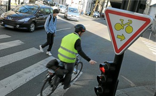 Les cyclistes peuvent tourner à droite et griller les feux rouges signalés par un panneau.