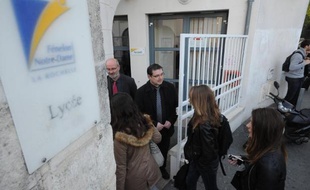 Des élèves du lycée privé Fénelon-Notre-Dame de la Rochelle à la porte de l'établissement le 14 avril 2014