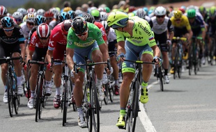 Peter Sagan, au centre avec le maillot vert, lors de l'étape Carcassonne-Montpellier du Tour de France, le 13 juillet 2016.