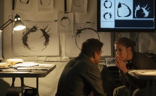 Amy Adams et Jeremy Renner dans Premier contact de Denis Villeneuve