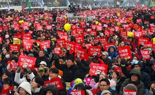 Des dizaines de milliers de Sud-coréens défilent à Séoul le 24 décembre 2016 pour réclamer le départ immédiat de la présidente Park Geun-Hye, en pleine procédure de destitution.