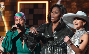 Alicia Keys, Michelle Obama et Jennifer Lopez sur la scène des Grammy Awards, le 10 février 2019.