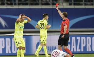 Le tournant du match : l'expulsion du Gantois Brecht Dejaegere.