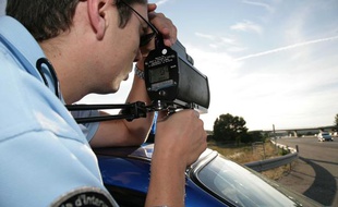 Un gendarme effectue des contrôles de vitesse au radar sur l'autoroute A8, à proximité du péage de Lançon-de-Provence, le 18 août 2010.