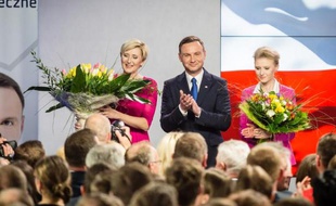 Le candidat conservateur d'opposition Andrzej Duda, en compagnie de sa femme Agata (G) et de leur fille Kinga, le 10 mai 2015 à Varsovie