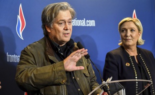 Steve Bannon et Marine Le Pen lors du congrès du Front national à Lille le 10 mars 2018.