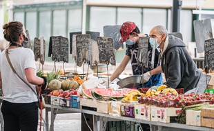 Illustration du port du masque sur un marché, ici à Lyon sur les quais de la Saône. KONRAD K./SIPA