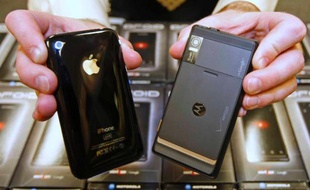 Une cour d'appel américaine a estimé que la Commission américaine du commerce international (ITC) devait revoir une de ses décisions donnant raison à Motorola dans un conflit l'opposant à Apple.