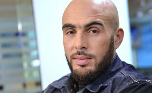 Medine de son vrai nom Medine Zaouiche, rappeur francais du Havre, sur le plateau de LCI, en 2013.