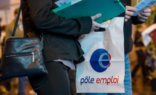 Des demandeurs d'emploi dans une agence de Pôle Emploi du nord de la France