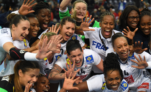 Les Bleues fêtent leur qualification en demi-finale du Mondial en Allemagne.