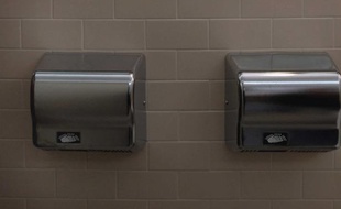 Des sèche-mains électriques dans des toilettes de New York, en 2006.