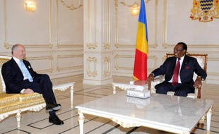 Le ministre des Affaires étrangères Laurent Fabius (à gauche) rencontre le président tchadien Idriss Deby le 21 février 2015 à Ndjamena