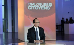 Le président français François Hollande sur le plateau de Dialogues citoyens, le 14 avril 2016 à Paris