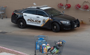 Une voiture de police sur le parking du Walmart d'El Paso, au Texas, le 4 août 2019