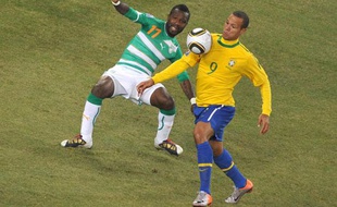 L'attaquant brésilien Luis Fabiano fait parler sa technique devant le latéral gauche ivoirien, Saka Tiéné, dimanche 20 juin lors de Brésil-Côte d'Ivoire à Johannesburg