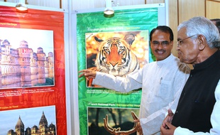 Shivraj Singh Chouhand (G), le chef du gouvernement de l'État du Madhya Pradesh, et le ministre Babulal Gaur (D), discutent au Global Investors Summit à New Delhi, le 4 août 2006.