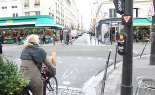 L'intersection de la rue de Metz et de la rue du Faubourg-Saint-Denis est l'un des 14 carrefours sur lesquels la ville de Paris teste depuis ce jeudi le tourne-à-gauche cycliste.