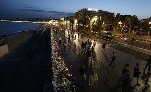 Une vue de la promenade des Anglais bordée de bouquets de fleurs à Nice, le 20 juillet 2016
