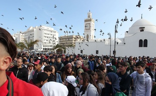 Les étudiants et lycéens manifestent à Alger, en Algérie, le 10 mars 2019, contre la candidature d'Abdelaziz Bouteflika à un 5e mandat.
