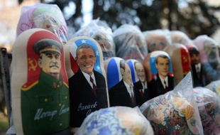 Des matriochkas, poupées traditionnelles en bois, à l'effigie de Staline, Barack Obama, ou François Hollande, en vente sur un marché de Chisinau en Moldavie, le 20 mars 2014