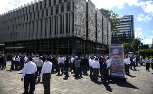 Au moins 39 personnes sont mortes et 155 ont été blessées au Guatemala après le séisme de 7,4 degrés qui a secoué à la mi-journée la côte pacifique du pays, a déclaré le président Otto Perez à la presse au cours d'un déplacement dans la zone la plus affectée du pays.